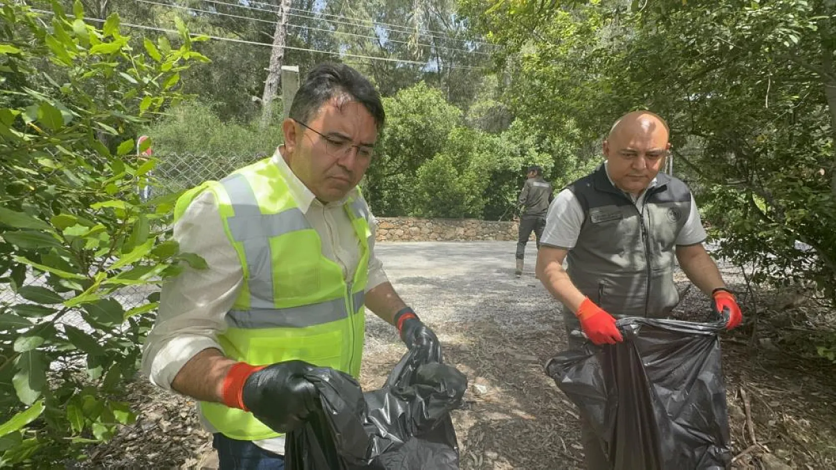 Marmaris 'Orman benim ' diyerek bir saatte bir römork dolusu çöp topladı