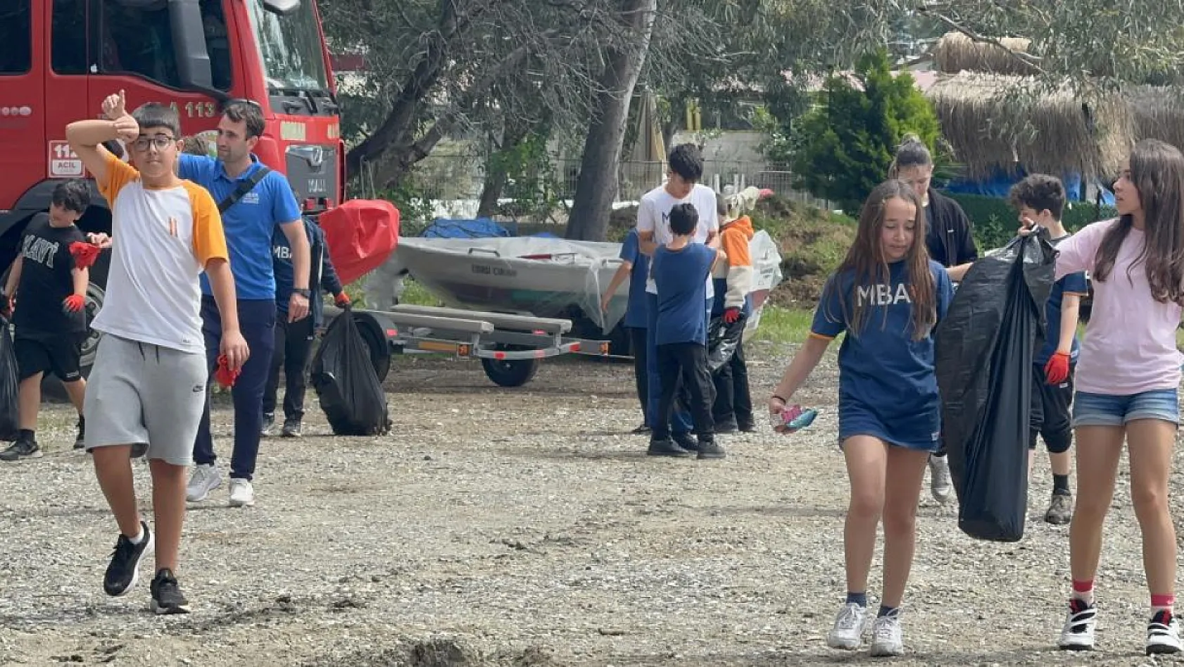 Marmaris 'Orman benim ' diyerek bir saatte bir römork dolusu çöp topladı