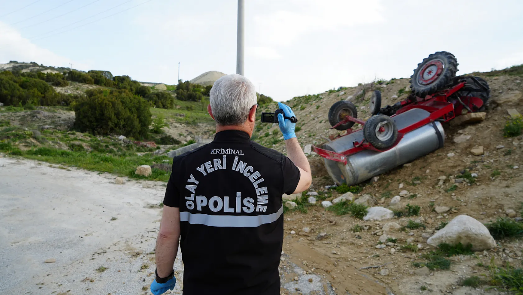 Traktör şarampole devrildi: 1 ölü