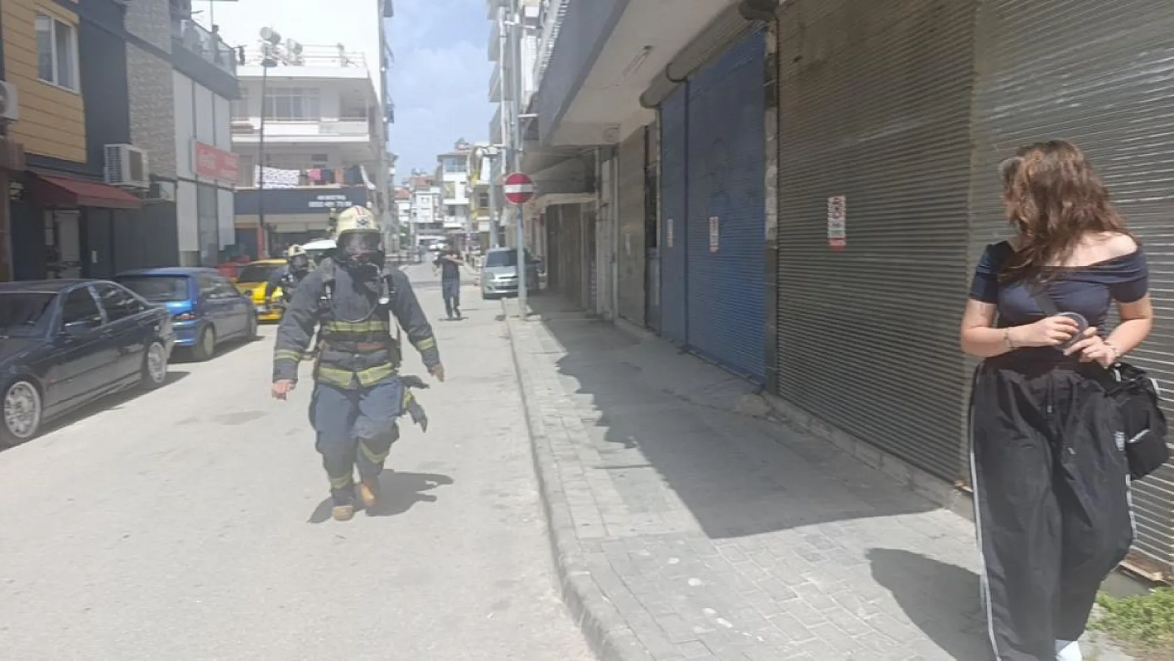 4 katlı binada yangın paniği: Mahsur kalanları itfaiye kurtardı