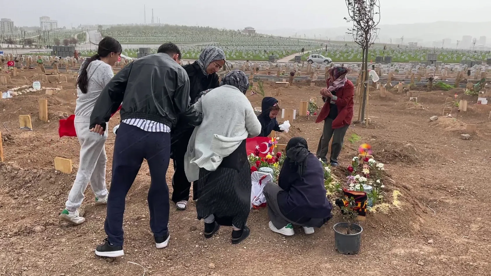 İki evladını cinayete kurban veren anne, mezarlarını ziyaret etti