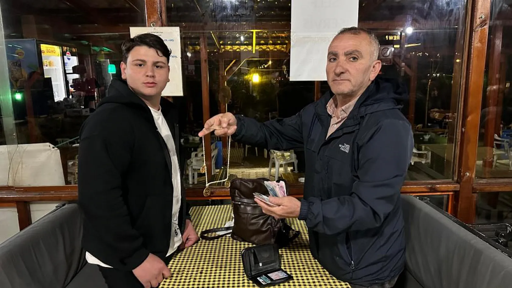 Helal olsun bu esnafa...Altın dolu çantayı sahibine teslim etti