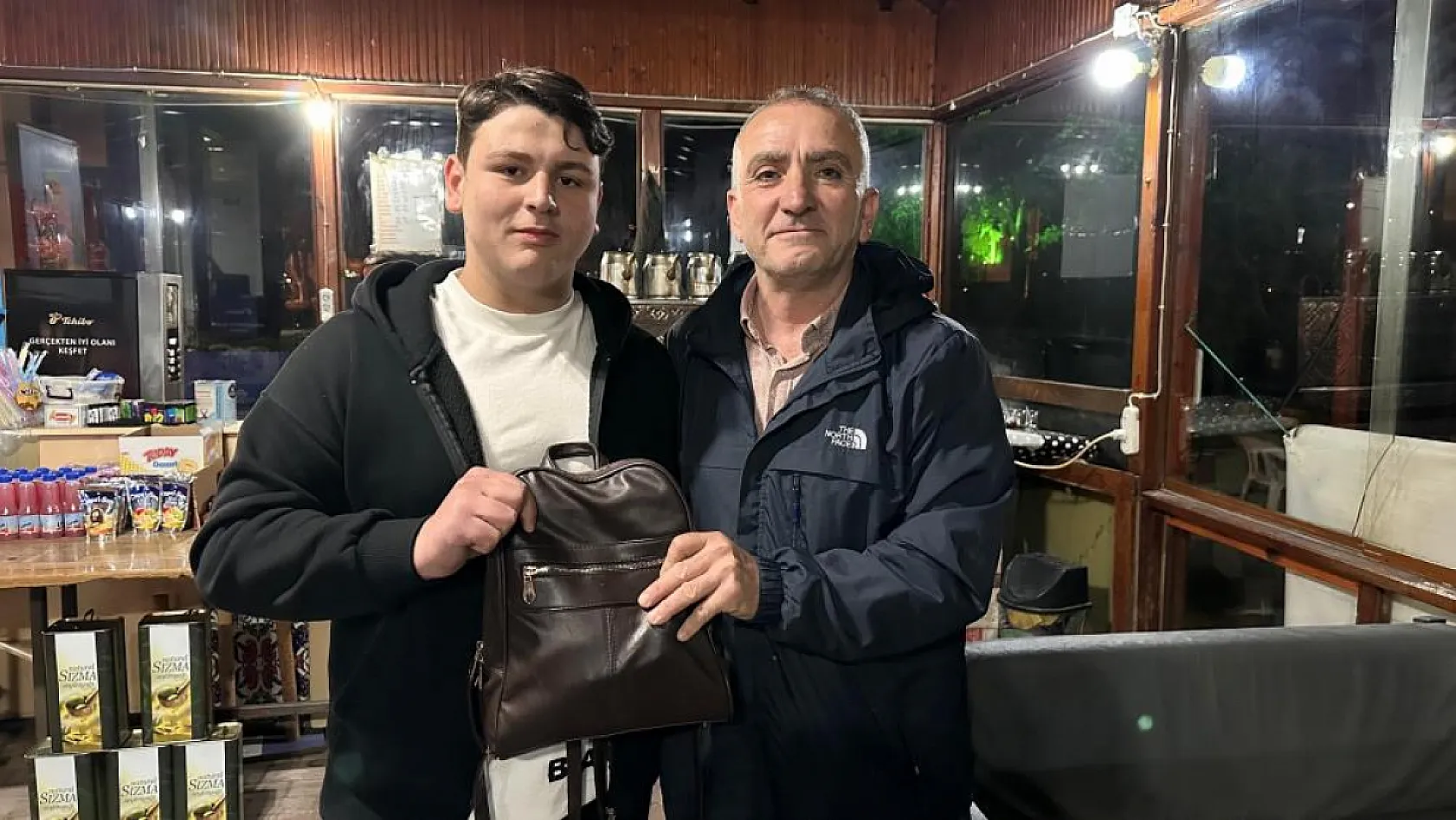 Helal olsun bu esnafa...Altın dolu çantayı sahibine teslim etti