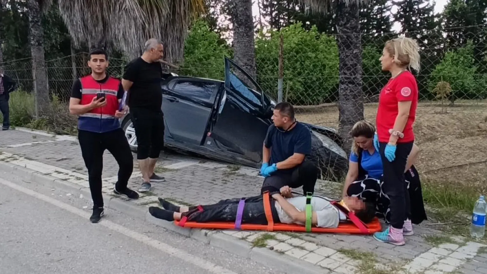 14 yaşındaki sürücü palmiyeye çarptı! Yardıma gelen vatandaş şoke oldu