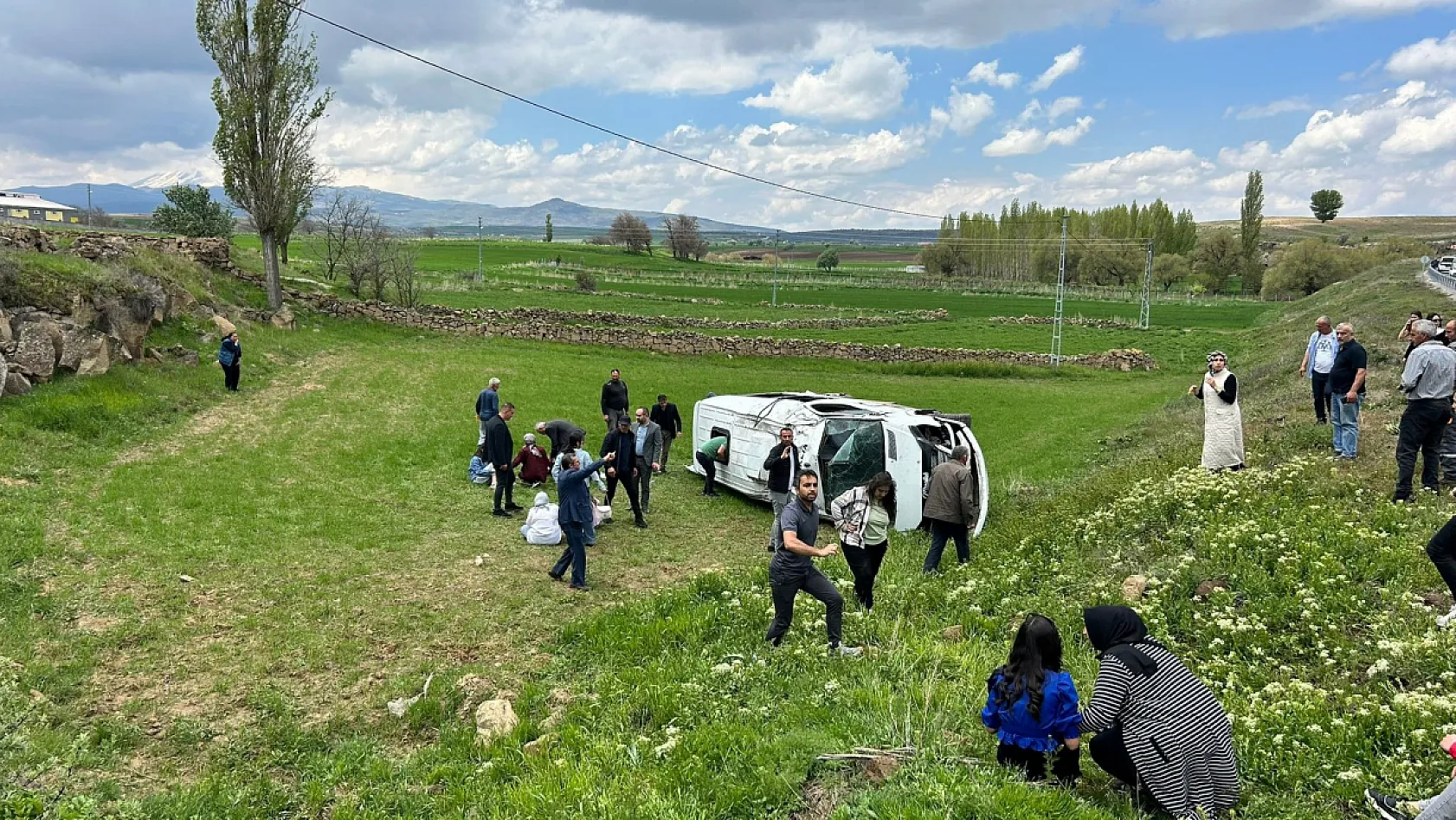Öğrenci servisi devrildi: 15 öğrenci yaralı
