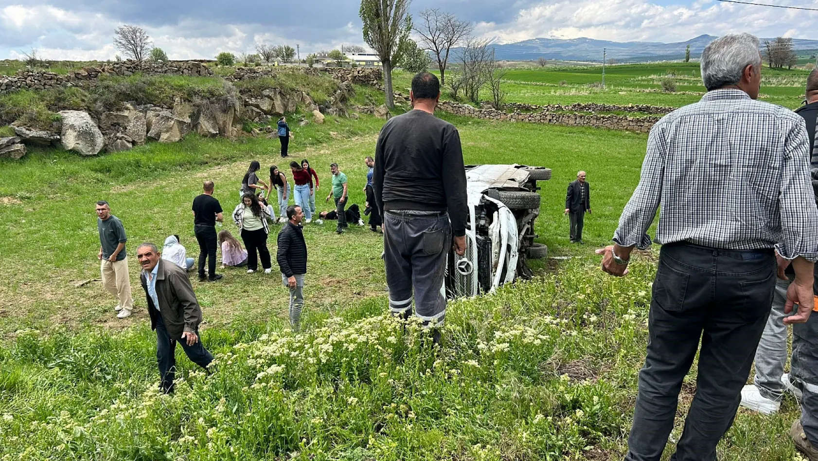 Öğrenci servisi devrildi: 15 öğrenci yaralı