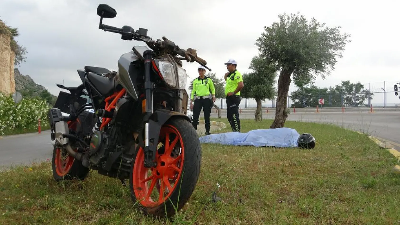 Motosikletli sağlık çalışanı genç trafik kazasında hayatını kaybetti
