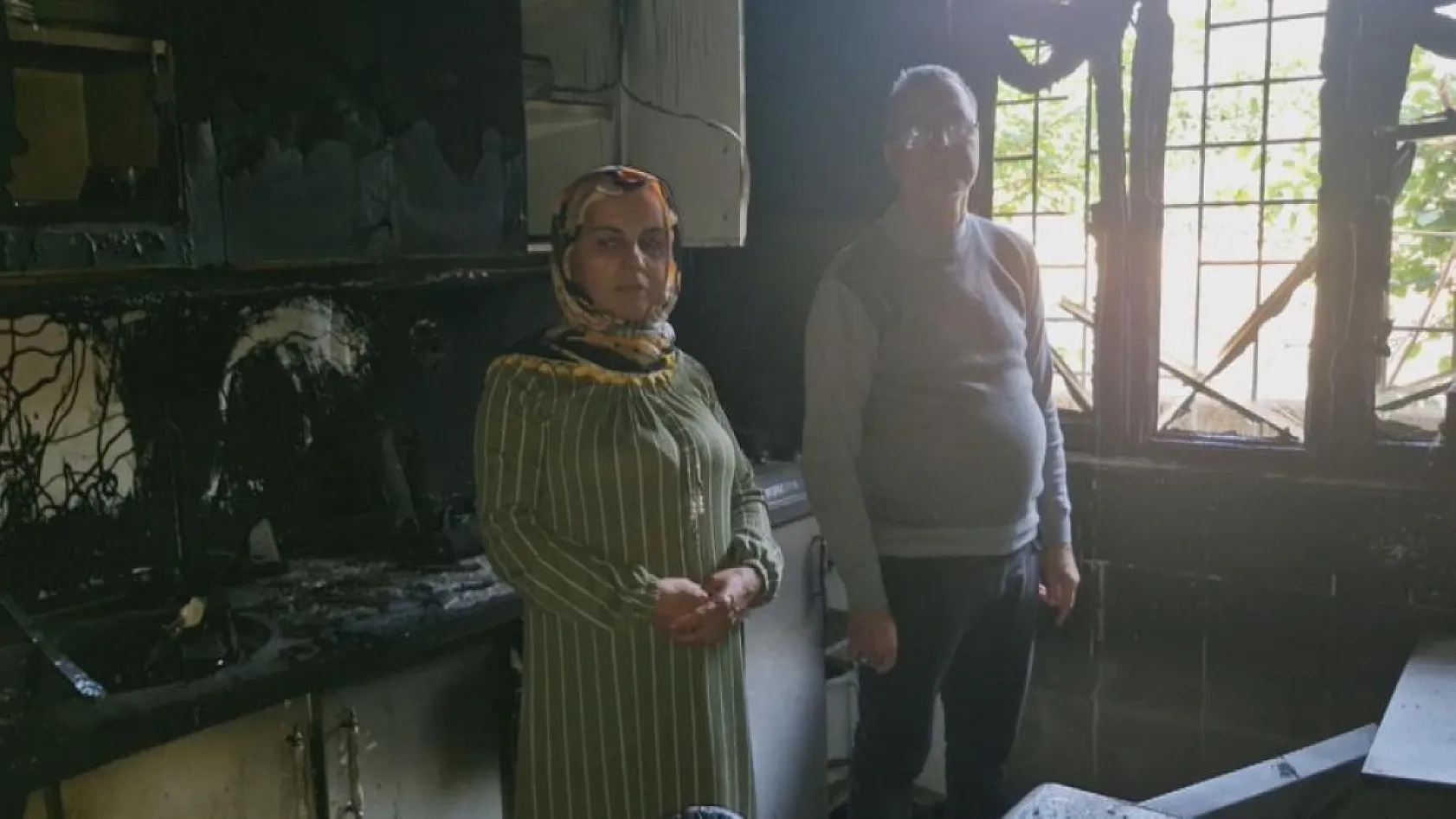 Yıldırım isabet eden ev küle döndü, dumandan etkilenen karı koca hastanelik oldu