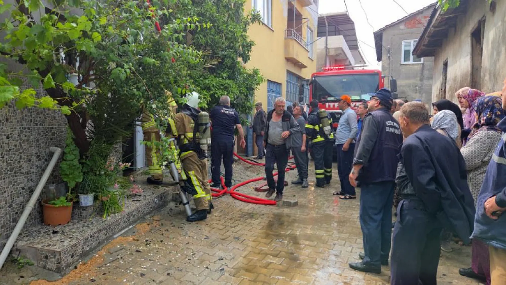 Alevlerin içine camdan girdi! Jandarmanın kurtardığı o şey herkesi şaşırttı
