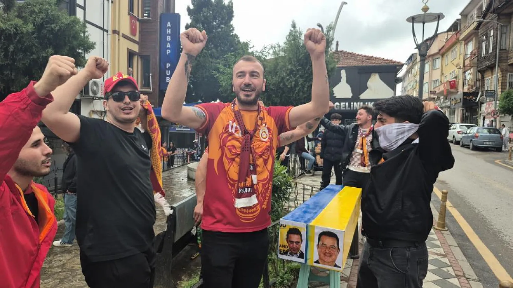 Galatasaraylı taraftarlar sarı-lacivert renkli tabutla yürüdü