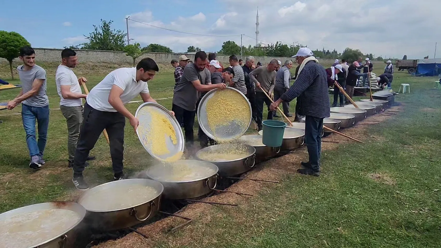80 yıllık gelenek...47 küçükbaş 2 büyükbaş kestiler