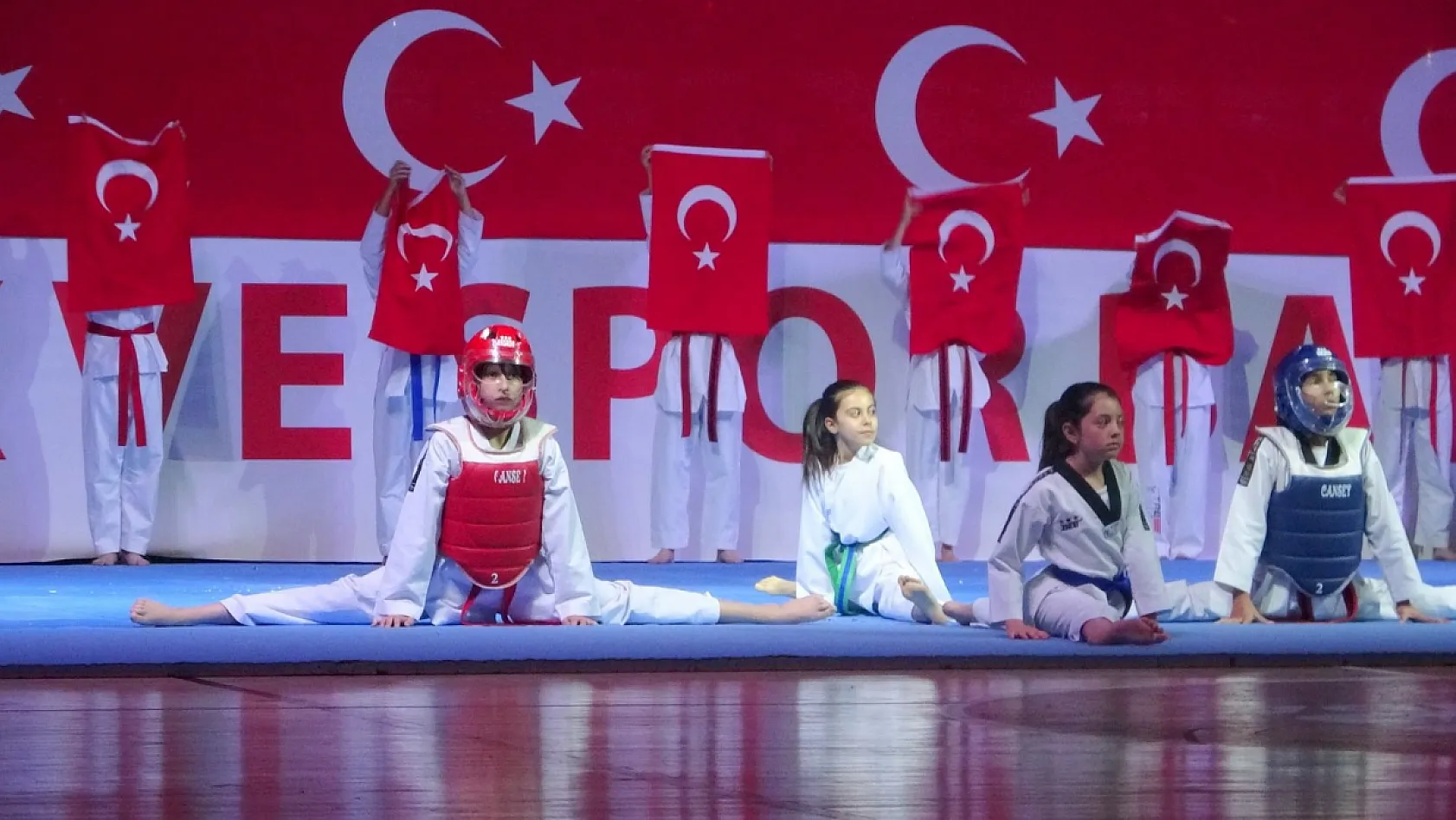 Muğla'da 19 Mayıs coşkusu F-16'ların gösterisiyle başladı