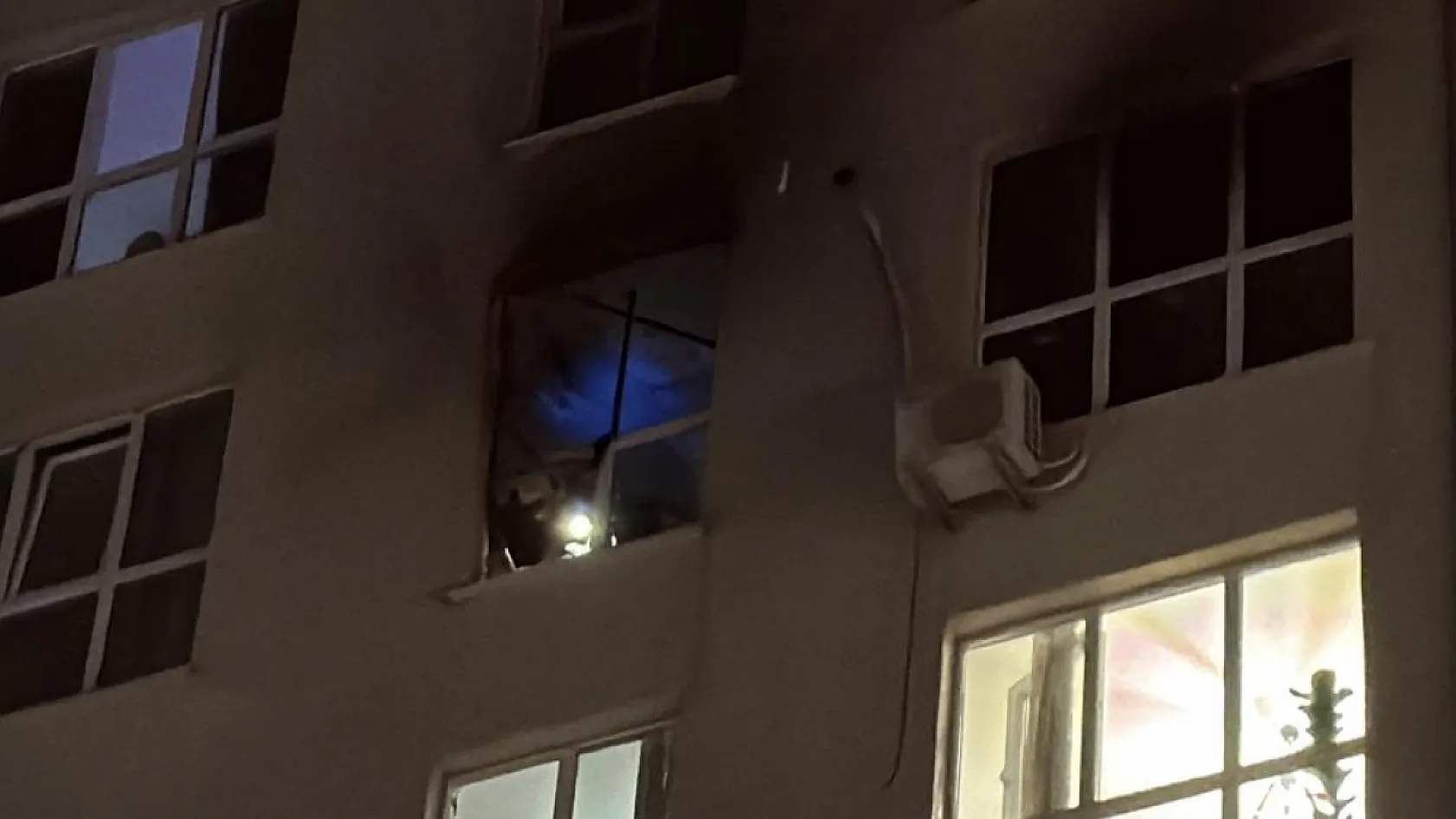 Yangın sırasında panik yapan kadın 8. kattan böyle atladı