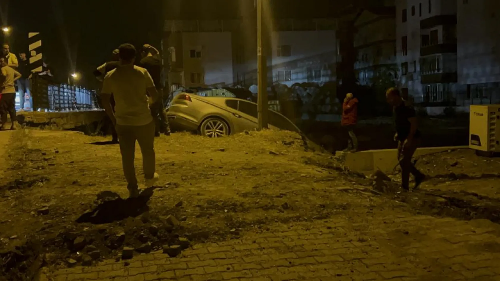 Navigasyon yanılttı: Otomobil harabeye girdi, 5 kişi şans eseri kurtuldu