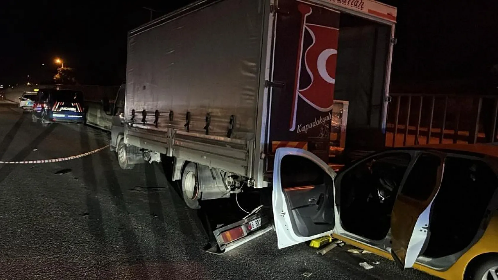 Feci kaza! Ticari taksi, kamyonete ok gibi saplandı: 1 ölü, 1 yaralı