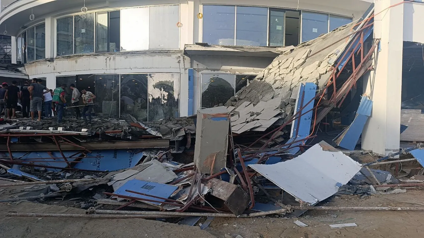 Otel inşaatının balkonu göçtü: İşçiler canını son anda kurtardı