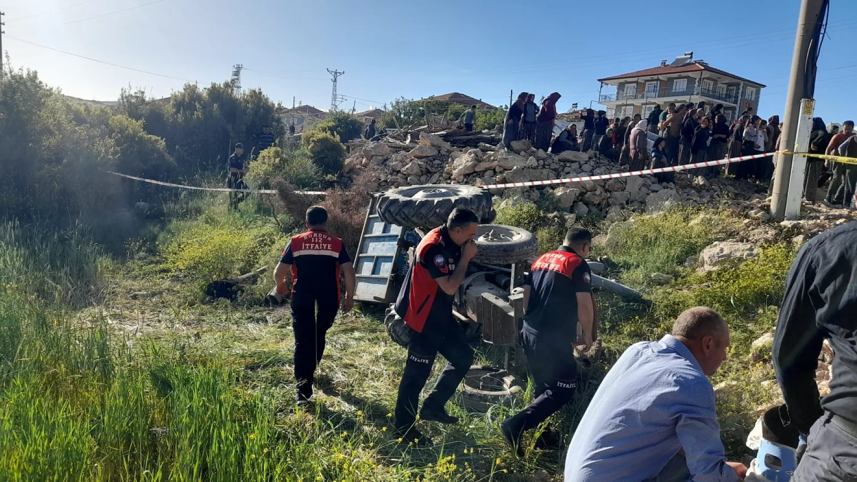 Devrilen traktörün altında kalan 11 yaşındaki çocuk öldü, 4 kişi yaralandı
