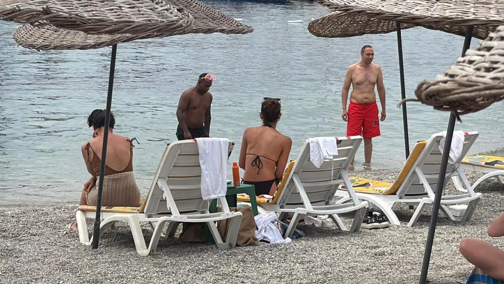 Bodrum'da hava sıcaklığı 30 dereceyi aştı, turistler sahile akın etti