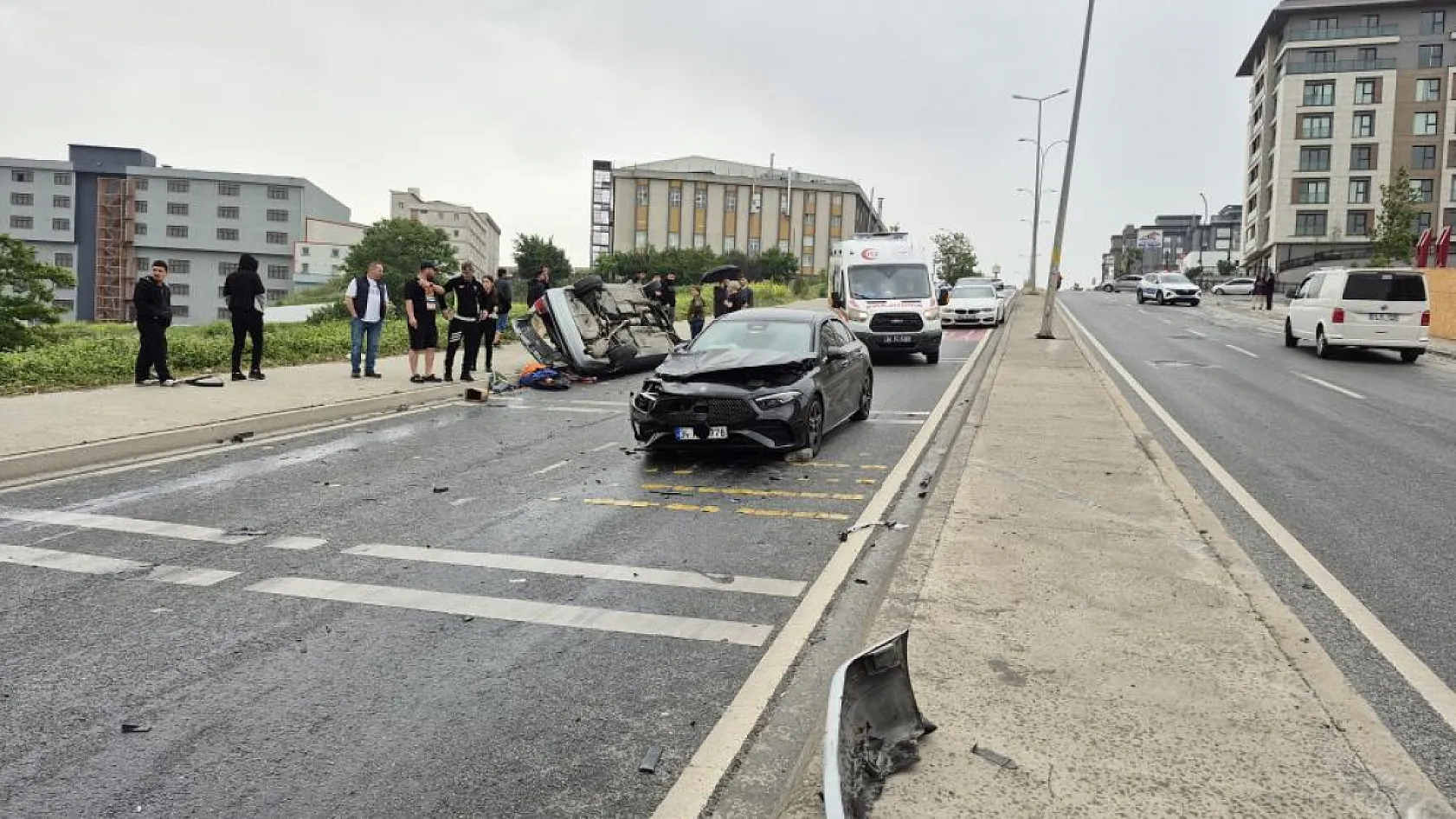 Kontrolden çıkan araç ters şeride daldı: 1'i ağır 4 yaralı