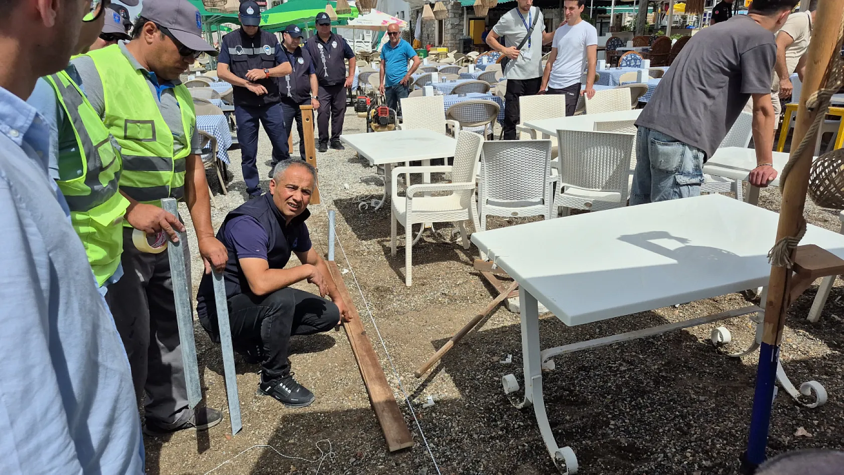 Bodrum sahilde işgale müdahale: Masalar kaldırıldı, şerit çekildi