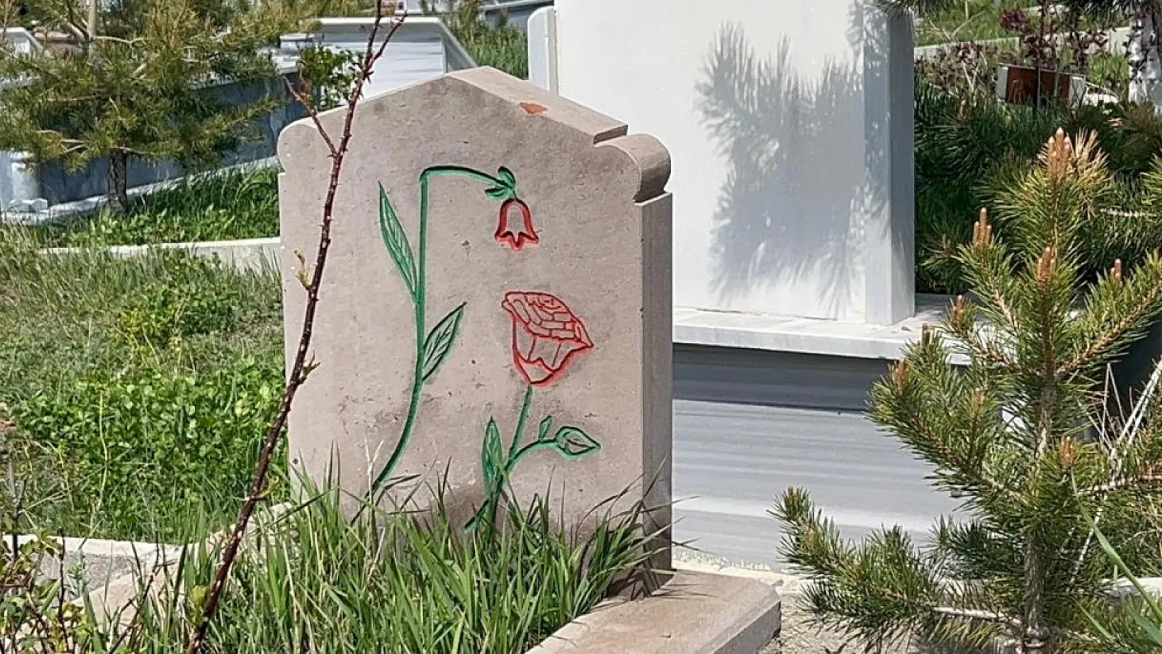 Bu mezar taşı üzerindeki yazıyı görenler gözlerine inanamıyor