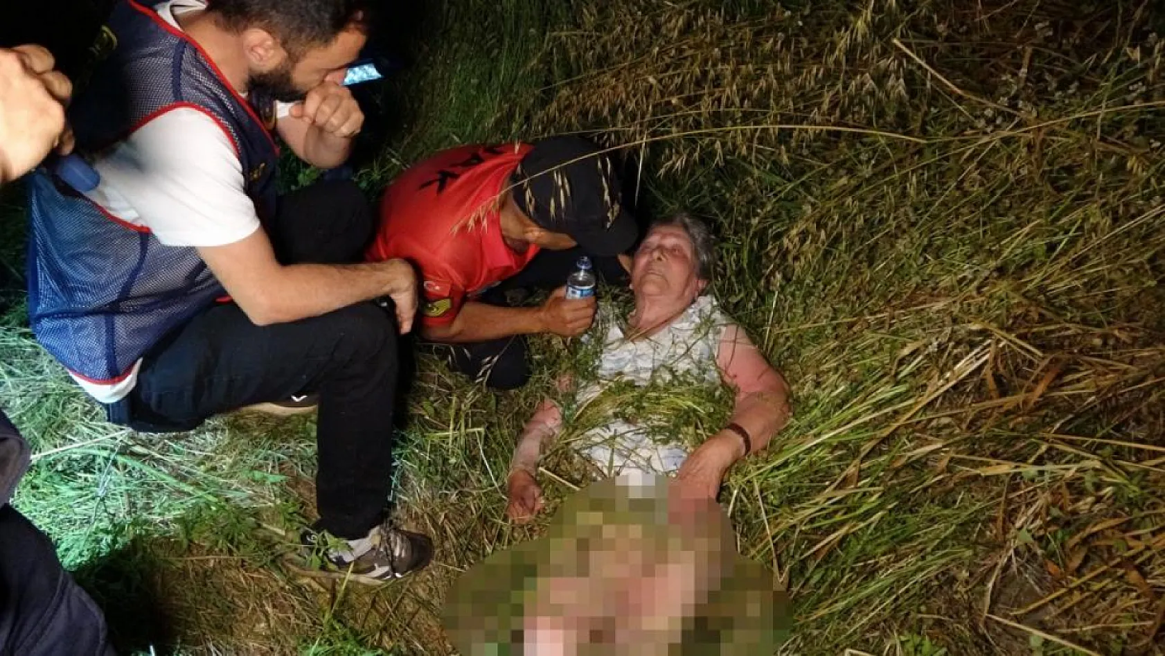 Kaybolan Alzheimer hastası yaşlı kadın 18 saat sonra tarlada bitkin halde bulundu