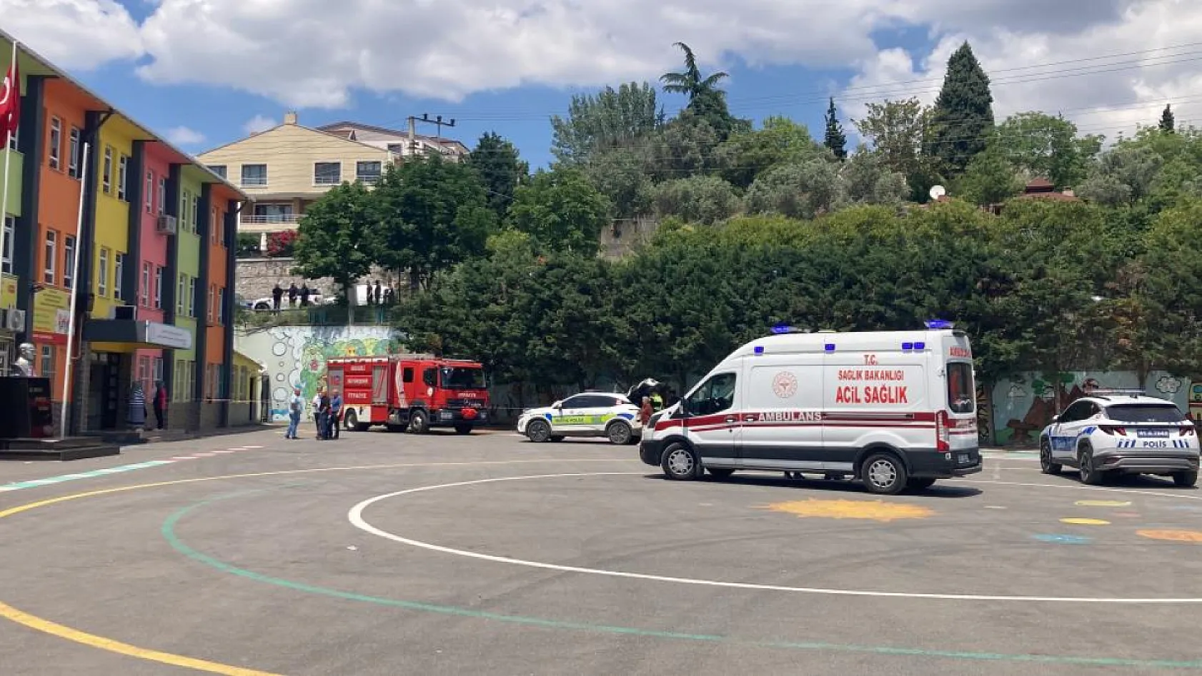 Otomobil okul bahçesine uçtu, öğrencilerin derste olması faciayı önledi: 1 yaralı
