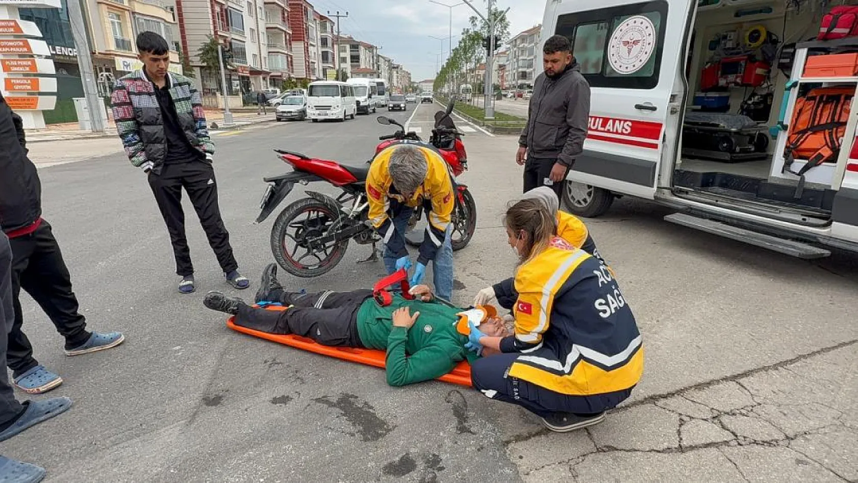 Kamyonetin kasasına tutundu, az daha canından oluyordu