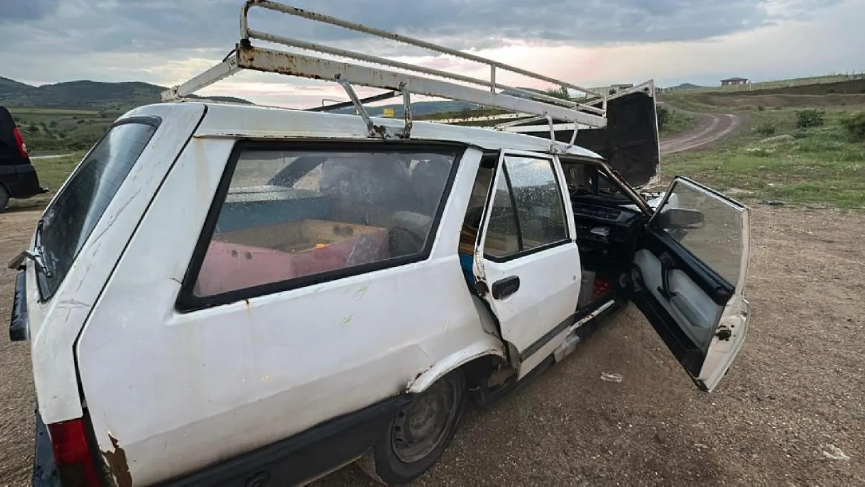 İki araç kafa kafaya çarpıştı: 1 ölü, 1 yaralı