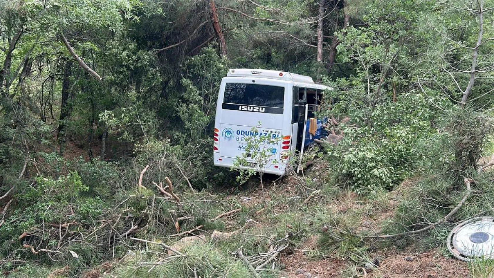 Facianın eşiğinden dönüldü! Midibüs şarampole uçtu, 28 yaralı