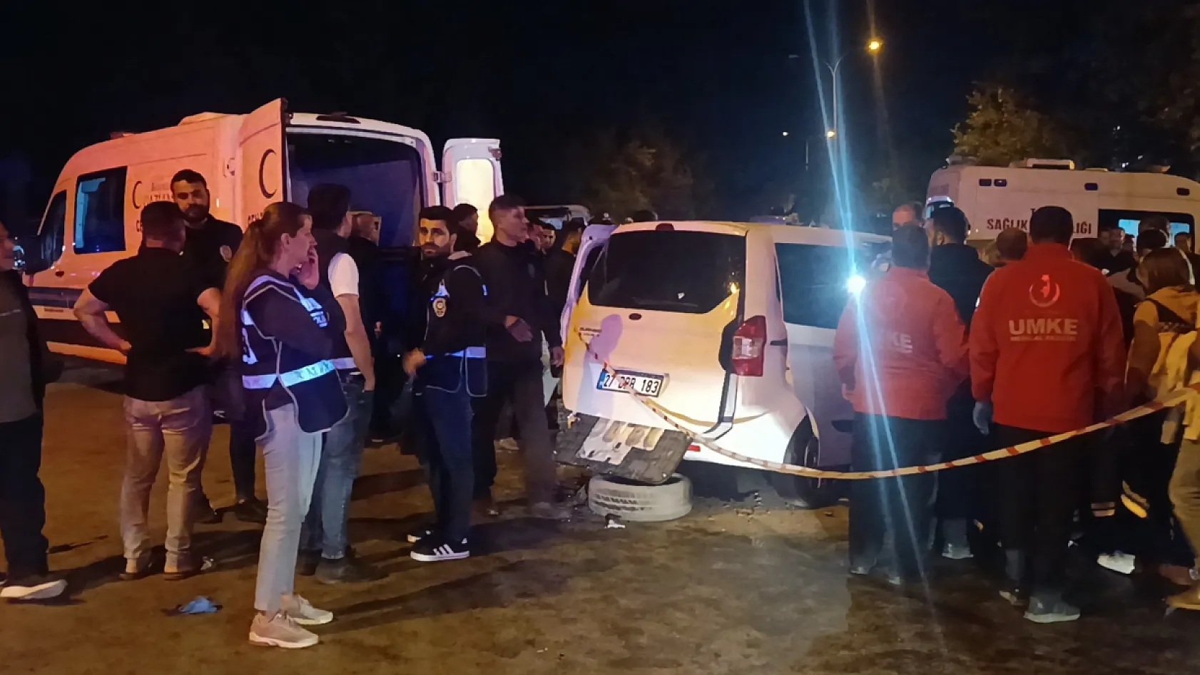 İki araç kafa kafaya çarpıştı: 5 ölü, 2 yaralı