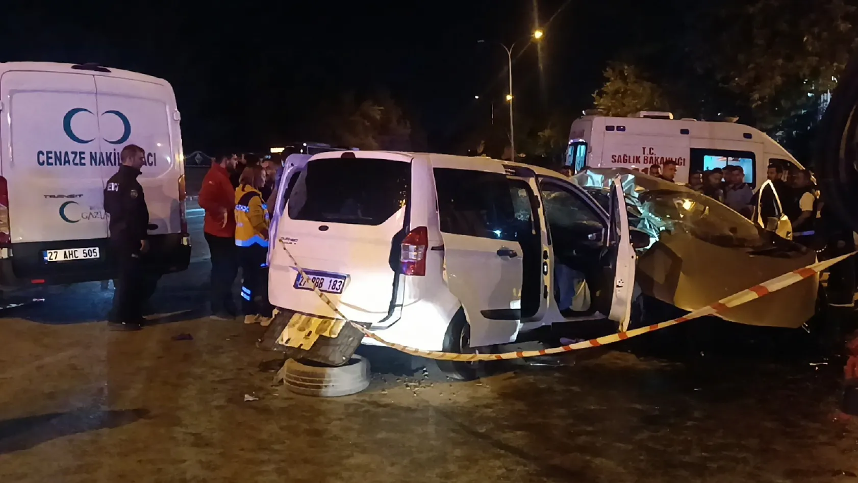 İki araç kafa kafaya çarpıştı: 5 ölü, 2 yaralı