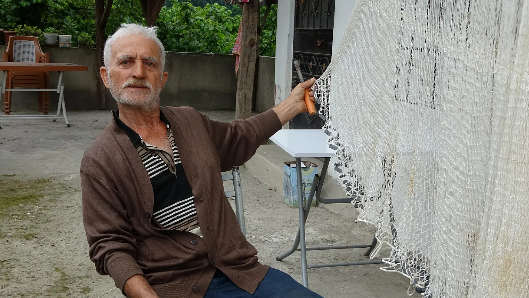 Koyunları otlatırken öğrendi: 61 yıldır balık ağı örüyor