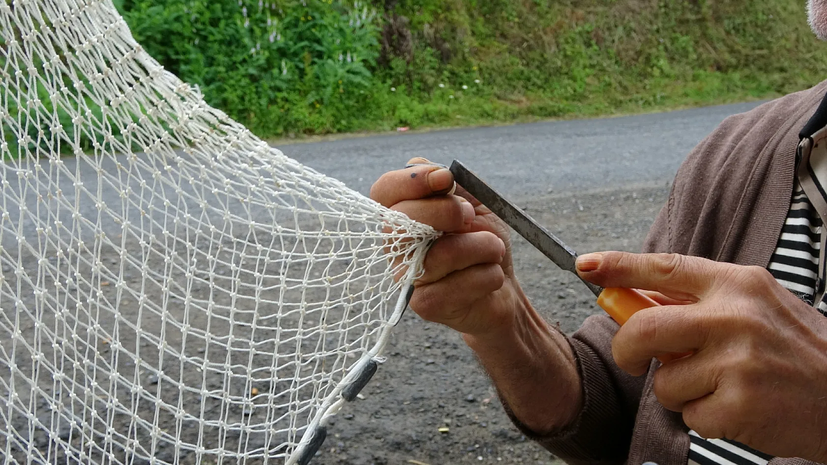 Koyunları otlatırken öğrendi: 61 yıldır balık ağı örüyor