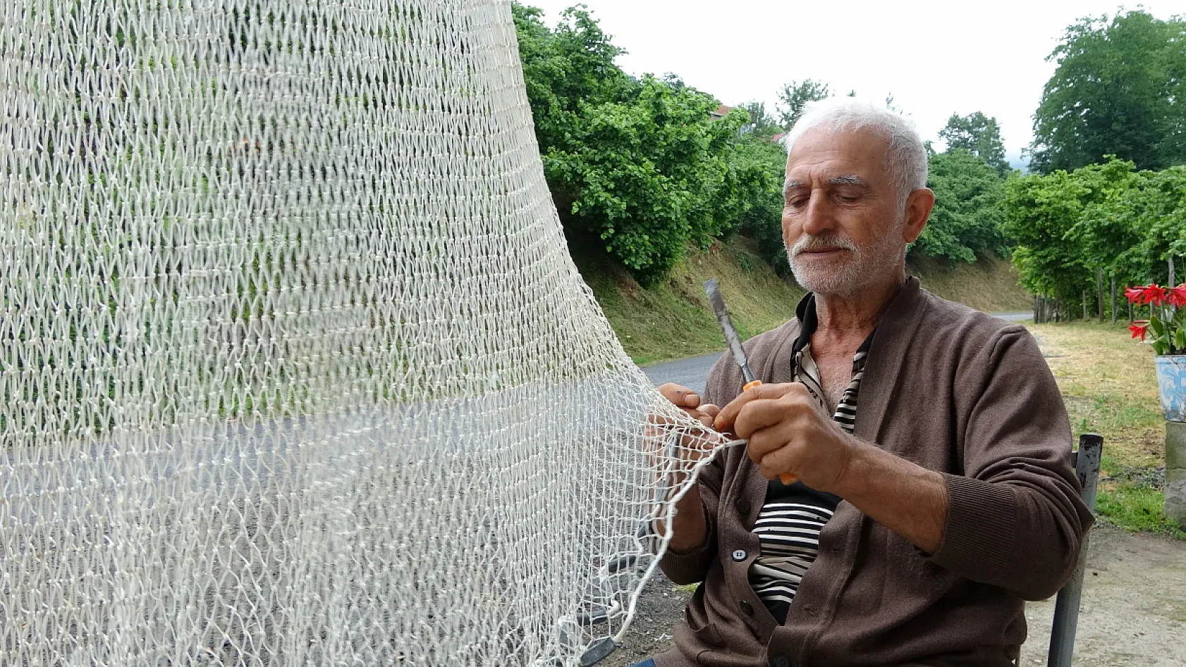 Koyunları otlatırken öğrendi: 61 yıldır balık ağı örüyor