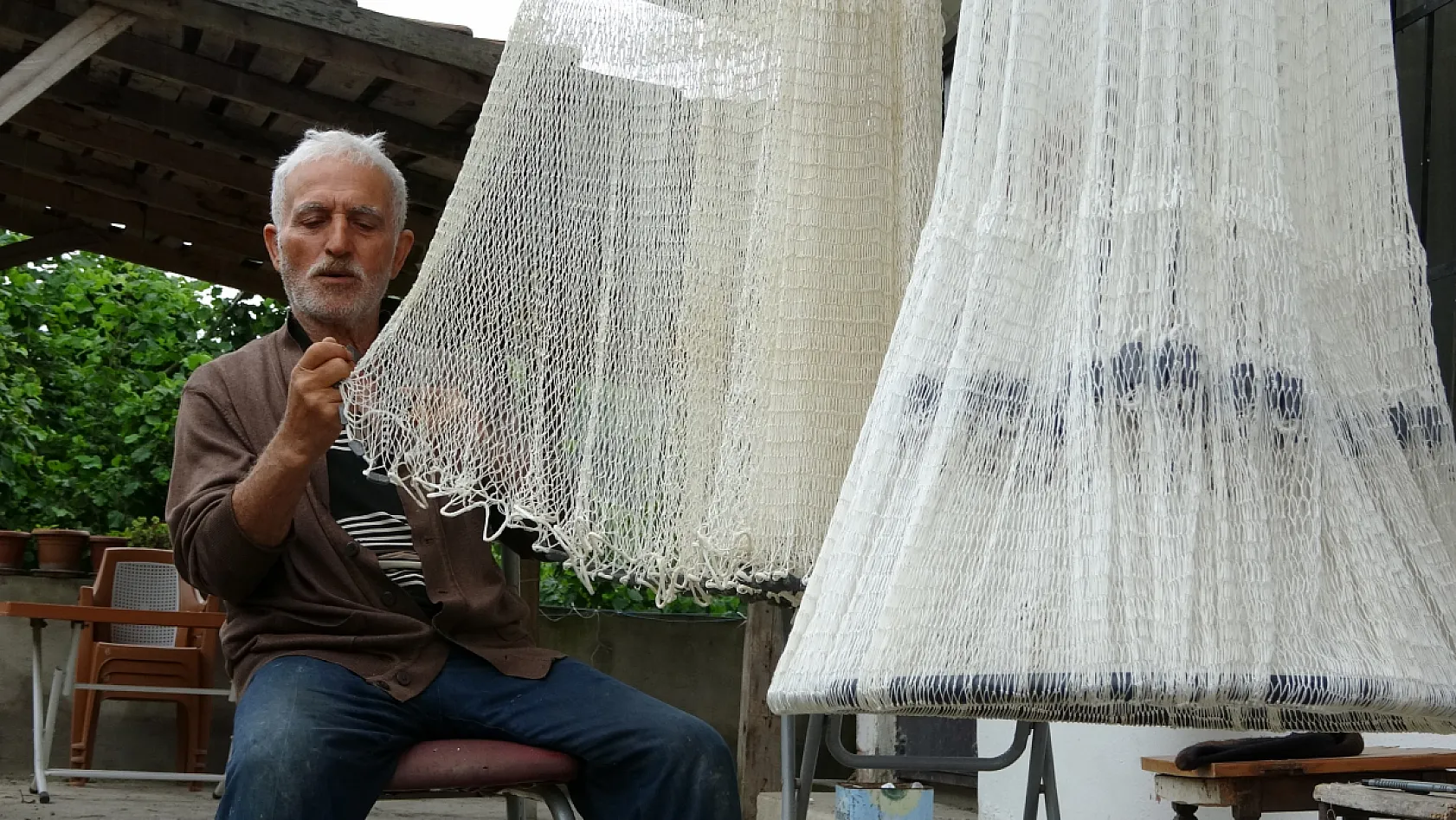 Koyunları otlatırken öğrendi: 61 yıldır balık ağı örüyor