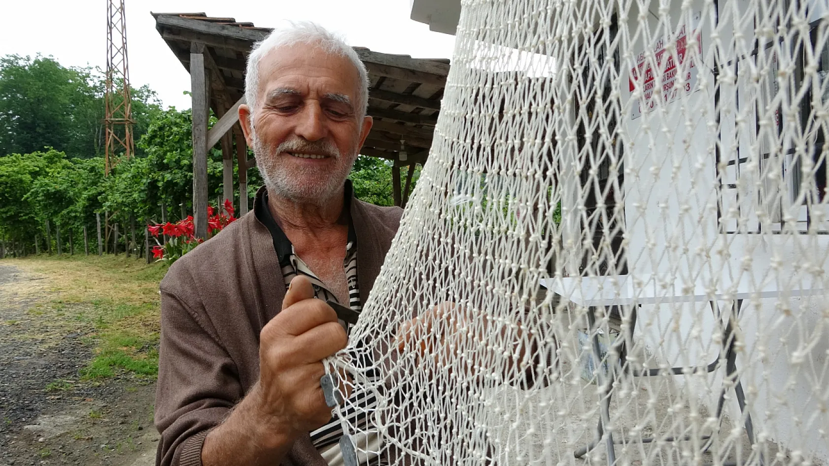 Koyunları otlatırken öğrendi: 61 yıldır balık ağı örüyor