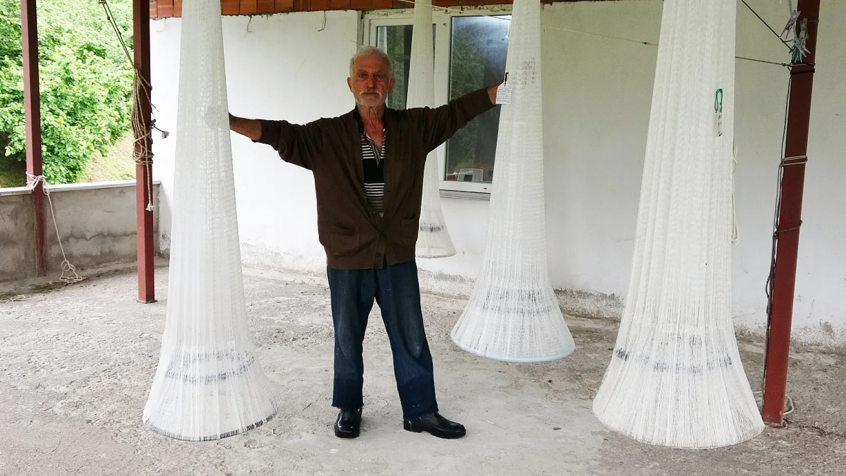 Koyunları otlatırken öğrendi: 61 yıldır balık ağı örüyor