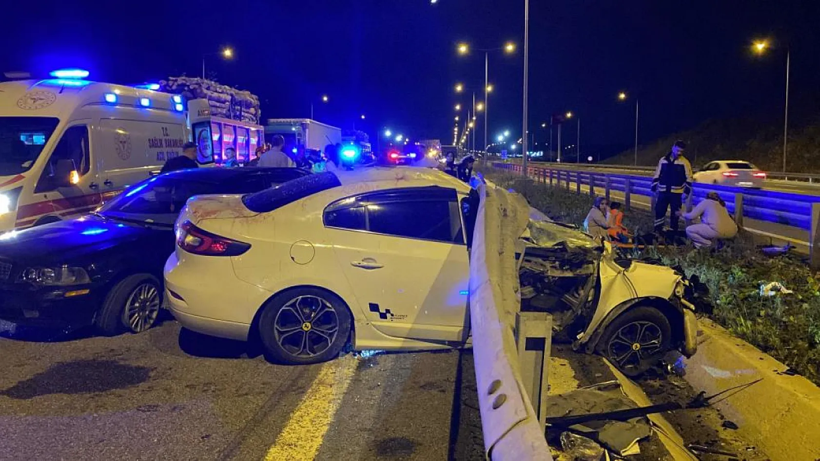 Otoyolda can pazarı: 4'ü çocuk 12 kişi yaralandı