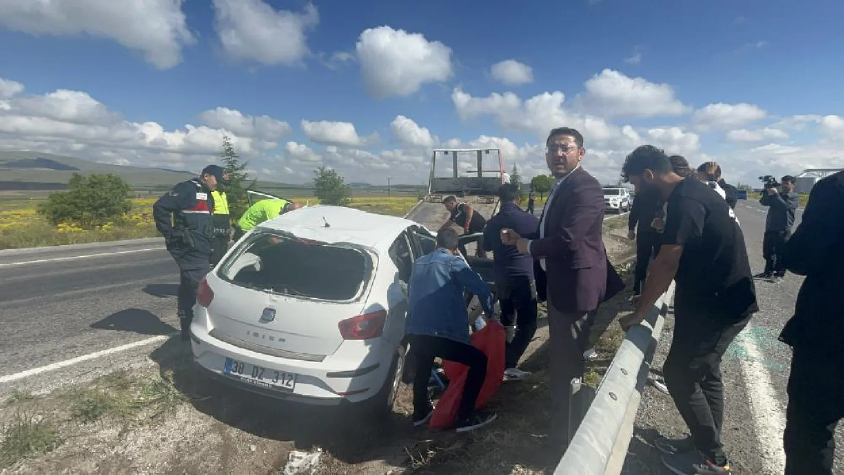 Takla atan otomobil refüje devrildi: 4 kişilik aile yaralandı