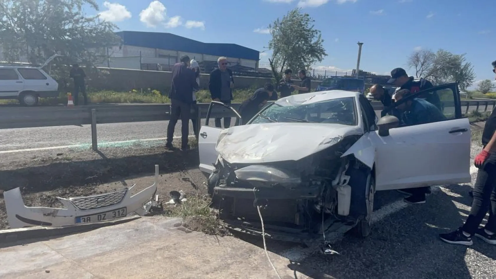 Takla atan otomobil refüje devrildi: 4 kişilik aile yaralandı