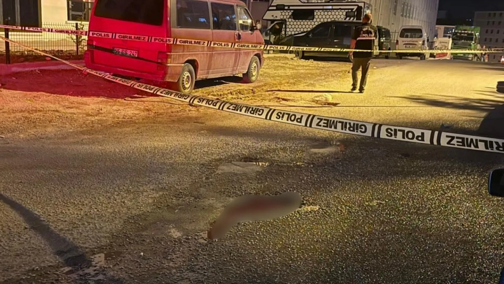 Annesiyle boşanma aşamasındaki babasını sokak ortasında bıçakladı