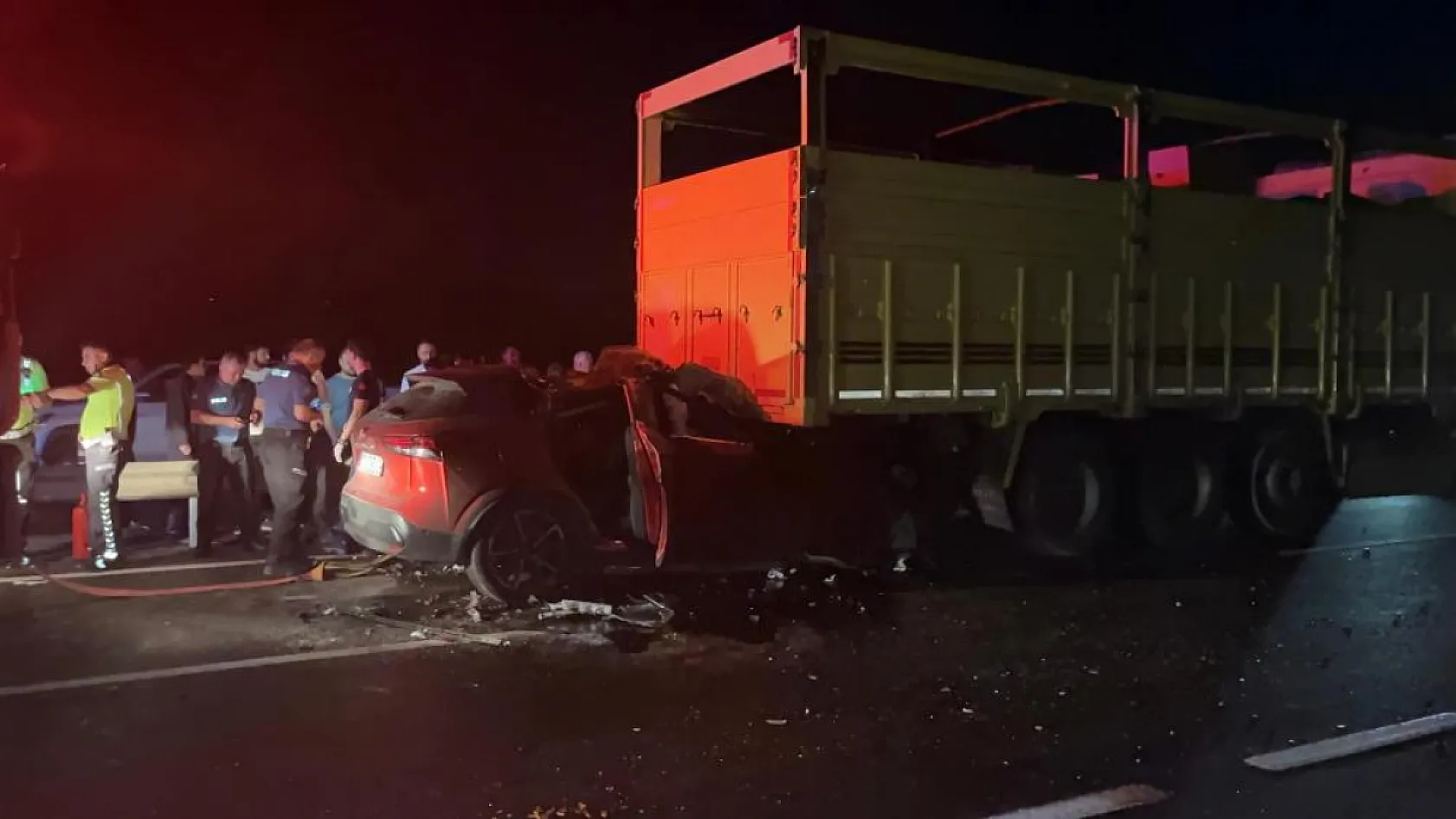 Cip kamyona saplandı, sürücü olay yerinde hayatını kaybetti