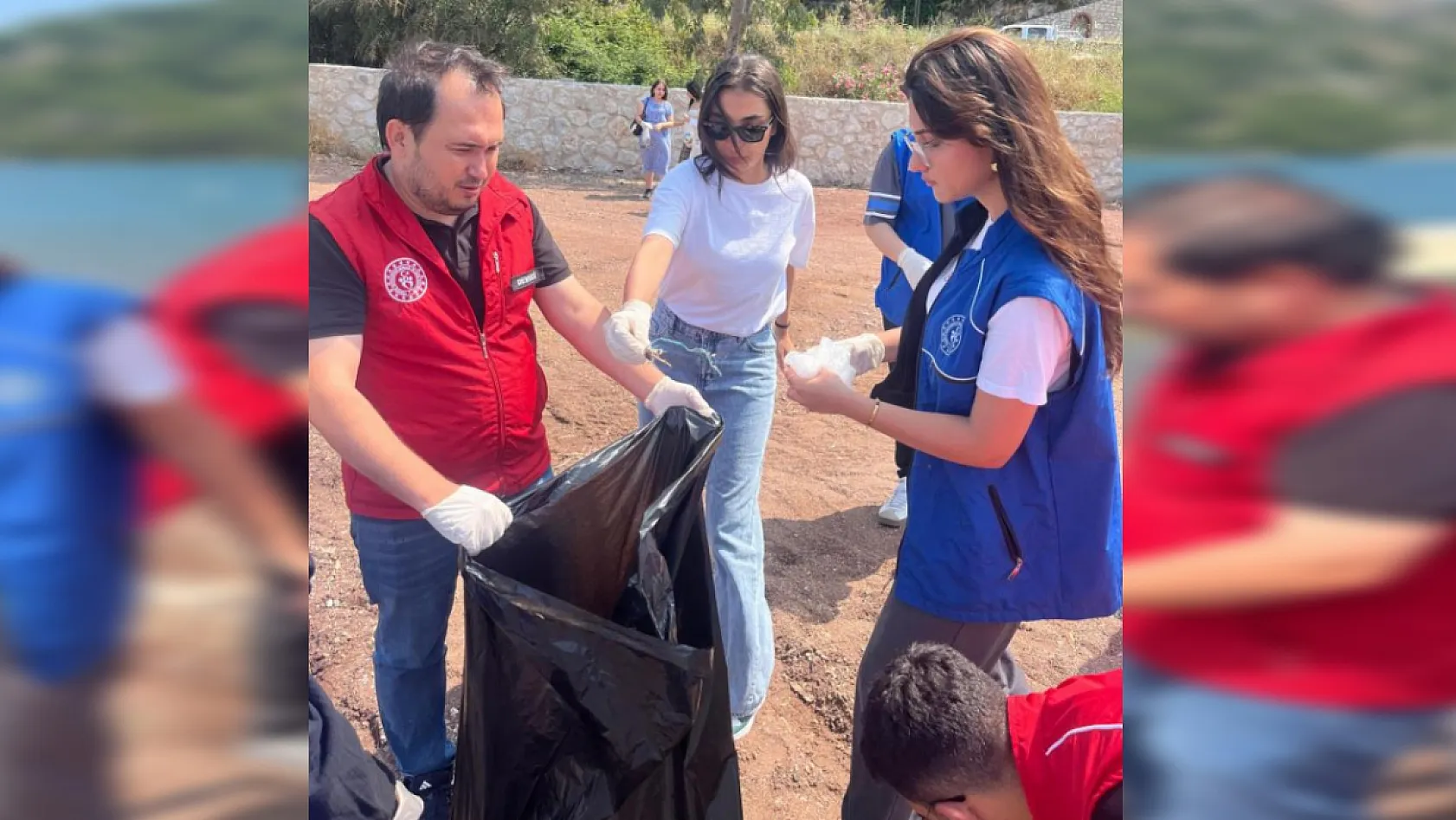 Muğla'da gönüllü gençler sahil temizliği yaptı