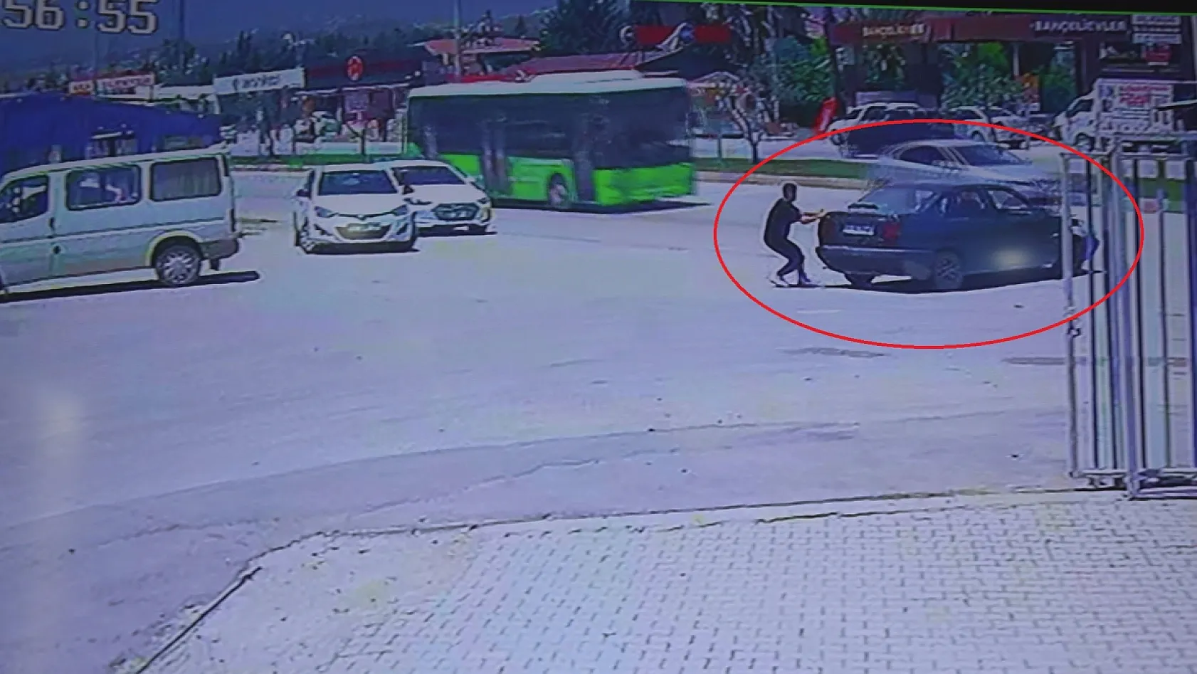 El frenini çekmeyi unuttuğu aracının peşinden koşsa da çaresiz kaldı