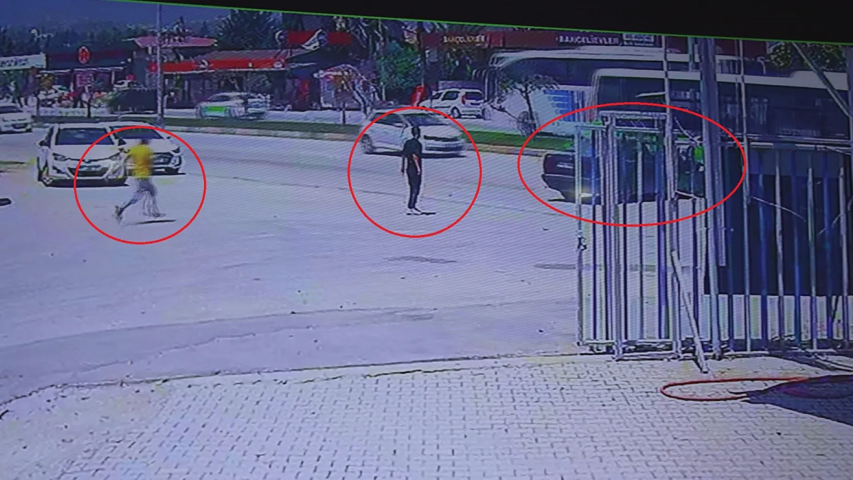El frenini çekmeyi unuttuğu aracının peşinden koşsa da çaresiz kaldı