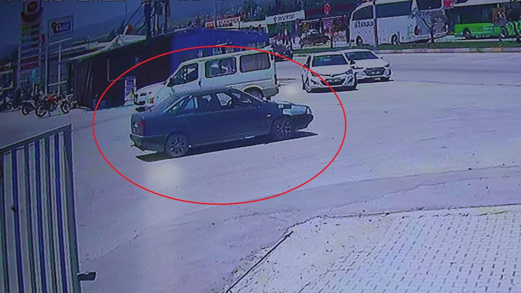 El frenini çekmeyi unuttuğu aracının peşinden koşsa da çaresiz kaldı