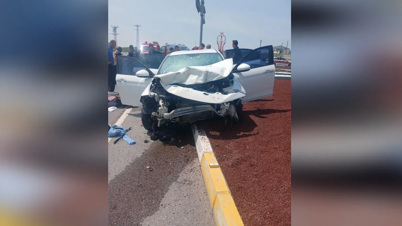 İki otomobil kavşakta çarpıştı: 1 ölü, 4 yaralı