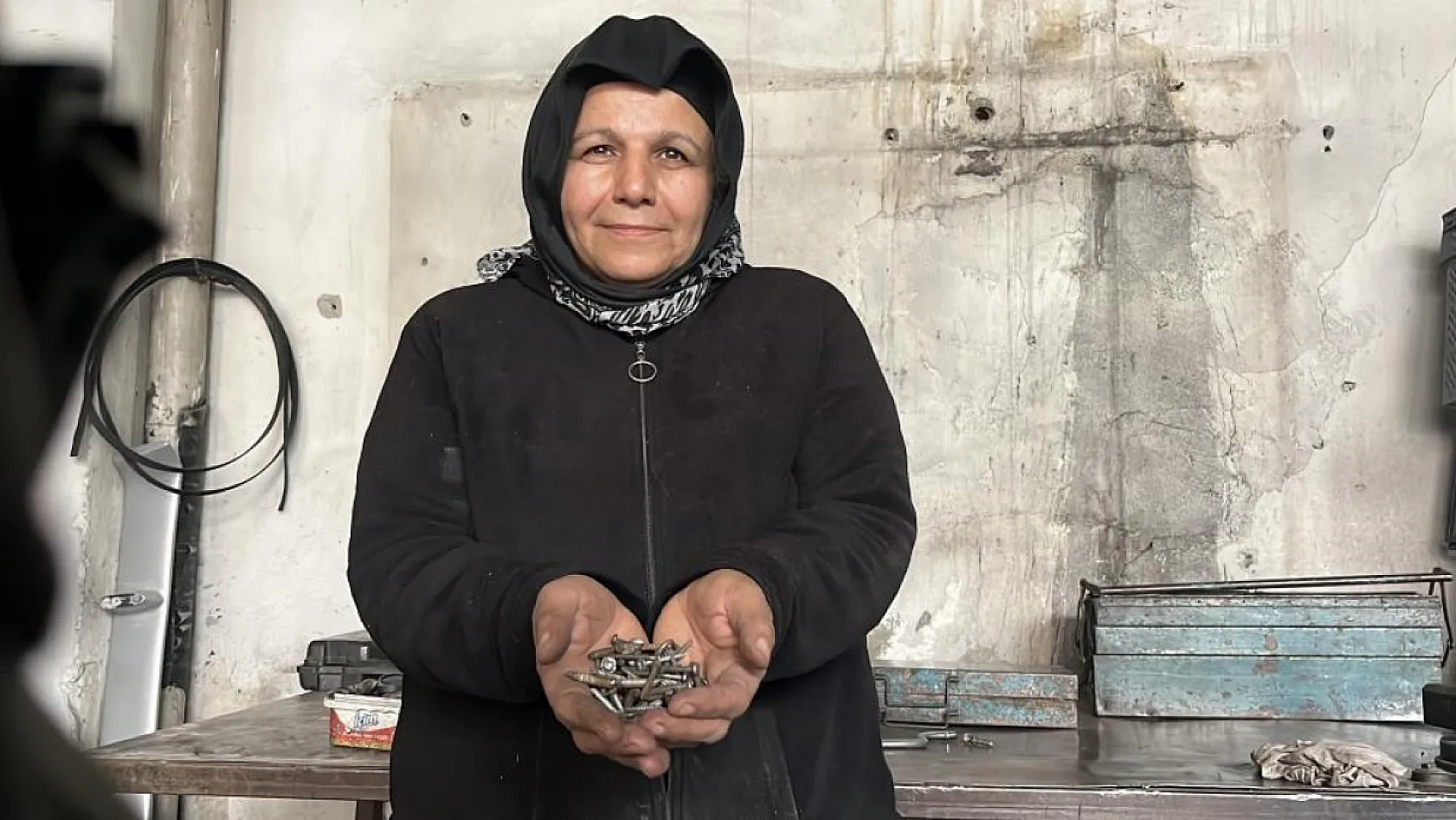 40 yıllık eşinin dağ gibi arkasında durdu: Sanayinin tek kadın çırağı 25 yıldır usta eşine çıraklık yapıyor