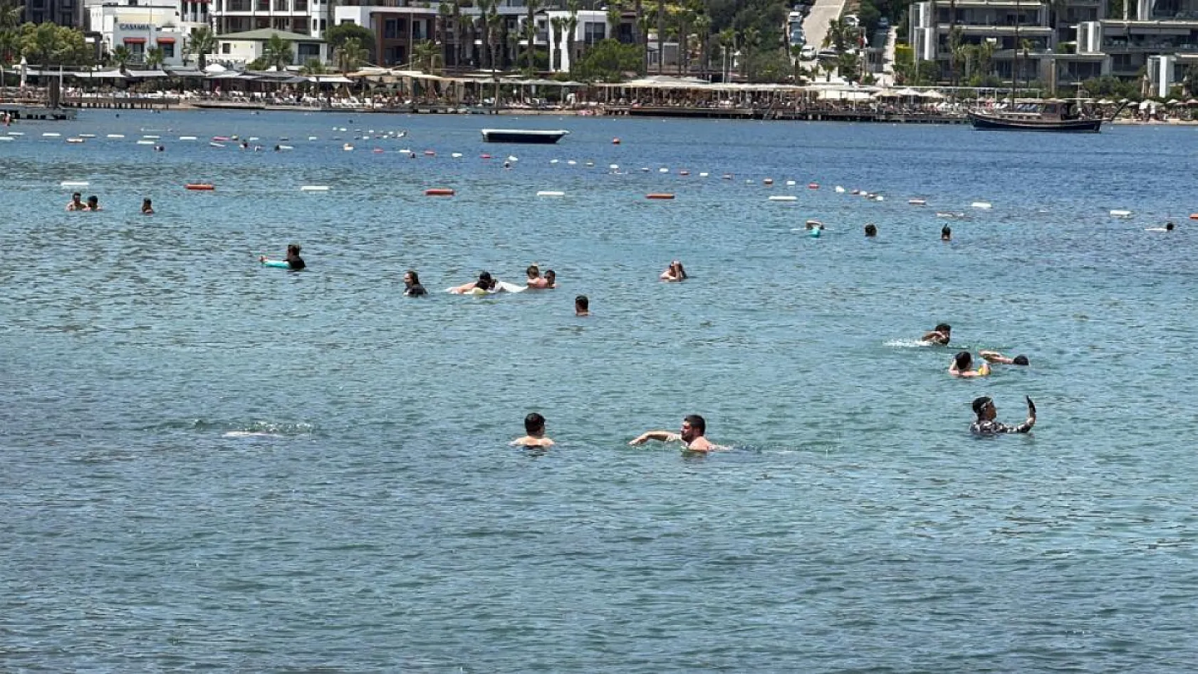 Bodrum'da sahilleri tatilciler doldurdu
